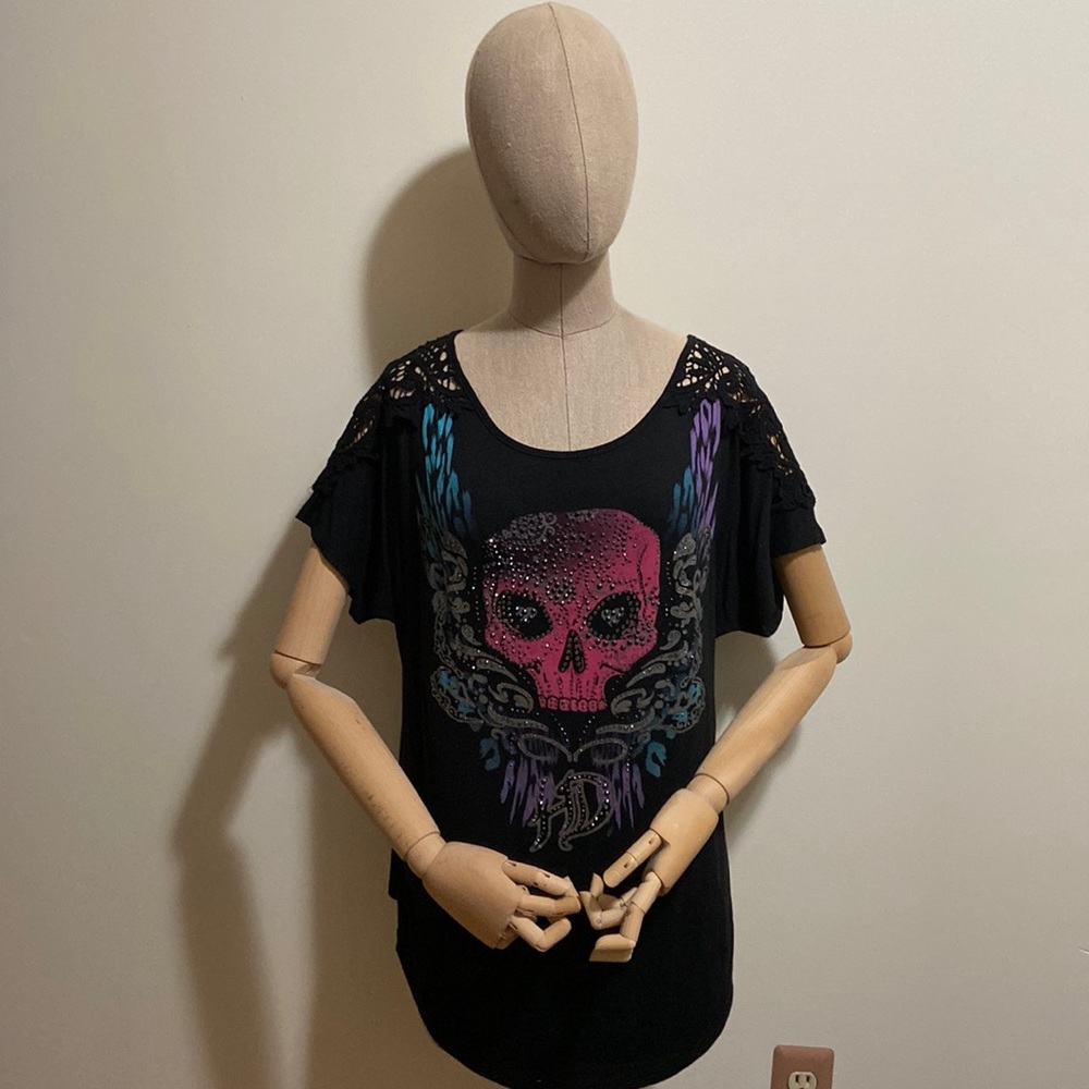 Harley ~Davidson Woman’s large short sleeve lace and sequin Skull top.  D15